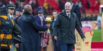 Infantino, antes de la entrega de trofeos en la final de la Copa de África. (FOTO: AFP)