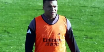 Kylian Mbappé se perderá la Supercopa de España por un esguince de rodilla que lo aqueja desde finales del 2025. (FOTO: AFP)