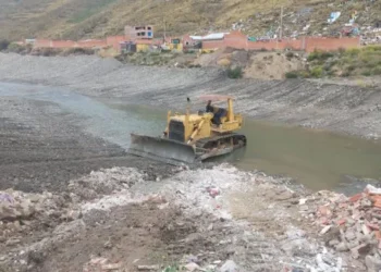 Con maquinaria pesada, la Alcaldía de La Paz atiende las emergencias en ríos. FOTO: GAMLP