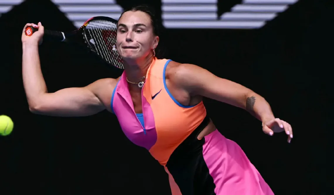 La bielorrusa Aryna Sabalenka devuelve una bola a la china Bai Zhuoxuan el 21 de enero de 2026 en su partido de la tercera ronda del Abierto de Australia. (FOTO: AFP)