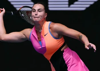 La bielorrusa Aryna Sabalenka devuelve una bola a la china Bai Zhuoxuan el 21 de enero de 2026 en su partido de la tercera ronda del Abierto de Australia. (FOTO: AFP)