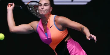 La bielorrusa Aryna Sabalenka devuelve una bola a la china Bai Zhuoxuan el 21 de enero de 2026 en su partido de la tercera ronda del Abierto de Australia. (FOTO: AFP)