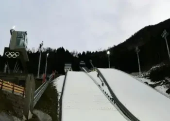 Las pistas de salto de esquí de Predazzo forografiadas el 23 de diciembre de 2025. (FOTO: AFP)