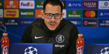 Liam Rosenior, entrenador del Chelsea, habla en una conferencia de prensa en la víspera de jugar ante el Pafos en la Liga de Campeones. (FOTO: AFP)