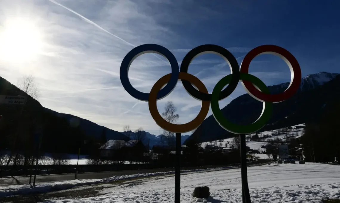 Los anillos olímpicos en la sede de la competición de biatlón, en Anterselva. (FOTO: AFP)