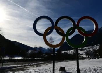 Los anillos olímpicos en la sede de la competición de biatlón, en Anterselva. (FOTO: AFP)