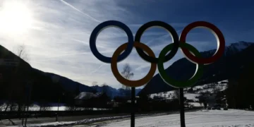 Los anillos olímpicos en la sede de la competición de biatlón, en Anterselva. (FOTO: AFP)