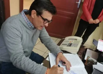 El entonces alcalde Rodrigo Paz firma el acta de compromiso del Comité de Defensa del Cantón Chiquiaca-Tariquía . Foto: APG-Guaraní