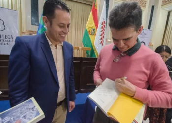 Edmundo Paz Soldán firma el libro para el vicepresidente Edmand Lara. Foto: Vicepresidencia