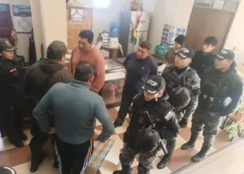 El dirigente Mario Argollo conversa con efectivos de la Policía Boliviana en el hotel de la COB.
Foto: Wara Tv
