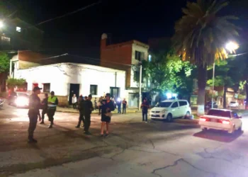 Policías en el luga del asesinato de Mauricio Aramayo.
Foto: APG