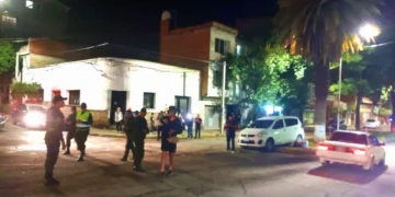 Policías en el luga del asesinato de Mauricio Aramayo.
Foto: APG