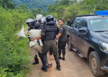 El forcejeo de policías y comunarios en la reserva de Tariquía, Tarija, el lunes. Foto: Información.com