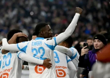 Timothy Weah levanta un puño en el festejo de uno de los goles de Amine Gouiri para el Marsella ante el Lens en la Ligue 1. (FOTO: AFP)