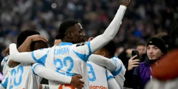 Timothy Weah levanta un puño en el festejo de uno de los goles de Amine Gouiri para el Marsella ante el Lens en la Ligue 1. (FOTO: AFP)