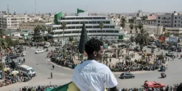 Un aficionado senegalés durante las celebraciones por el título de la CAN. (FOTO: AFP)