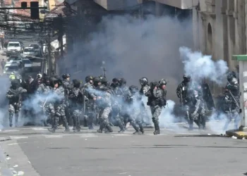 Enfrentamientos en pleno centro paceño entre policías y marchistas. Foto: APG.