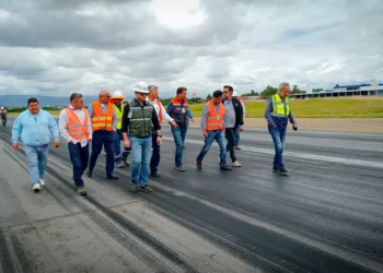 Asambleístas, BID y Naabol supervisan avances en el aeropuerto de Tarija. Foto: Ministerio de Obras Públicas.