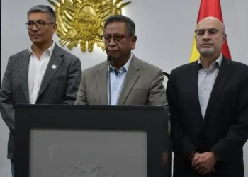 El ministro de Gobierno, Marco Antonio Oviedo, junto a los ministros de Economía y de la Presidencia. (Foto: APG)