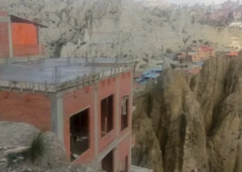 Una construcción ilegal amenaza contra la estabilidad en una zona de Bajo Llojeta de La Paz. FOTO: GAMLP