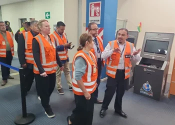 La delegación internacional en el Aeropuerto Internacional El Alto. Foto: Naabol.
