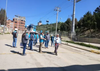 El alcalde Iván Arias y funcionarios ediles inspeccionan la Avenida del Poeta. FOTO: GAMLP
