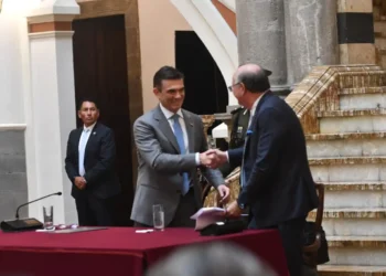 El presidente Rodrigo Paz junto a Ilan Goldfajn, titular del BID. Foto: APG.