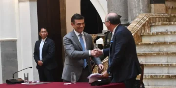 El presidente Rodrigo Paz junto a Ilan Goldfajn, titular del BID. Foto: APG.