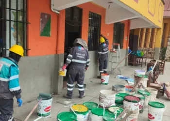 Obreros de la Alcaldía aceleran trabajos de refacción en colegios. FOTO: GAMLP