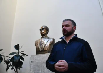 El senador José Ormachea junto al busto del expresidente Víctor Paz. (Fotos: APG)