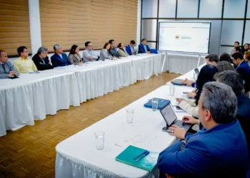 Reunión entre representantes del Gobierno y de la CAF. Foto: Ministerio de Obras Públicas.