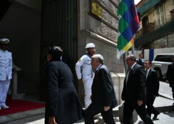 El canciller de Brasil, Mauro Vieira, ingresa a la Cancillería de Bolivia para el encuentro con su homólogo Fernando Aramayo. (Foto: APG)