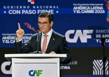 El presidente Rodrigo Paz Pereira durante su intervención en el foro de la CAF. Foto: AFP.