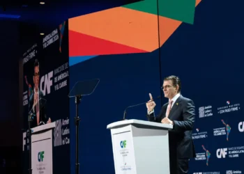 El presidente Rodrigo Paz Pereira en el foro de la CAF. Foto: CAF.