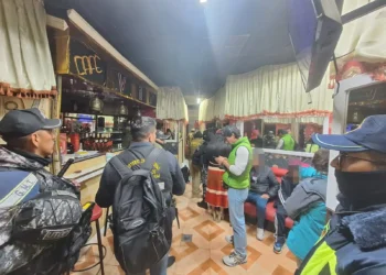Personal de la Alcaldía de La Paz en operativo en una discoteca. FOTO: AMUN