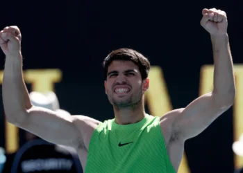 El tenista español Carlos Alcaraz celebra su victoria sobre el estadounidense Tommy Paul en el partido de octavos de final del Abierto de Australia. (FOTO: AFP)