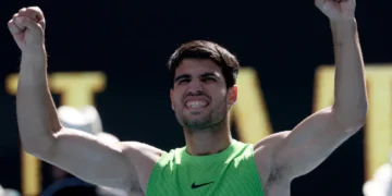 El tenista español Carlos Alcaraz celebra su victoria sobre el estadounidense Tommy Paul en el partido de octavos de final del Abierto de Australia. (FOTO: AFP)