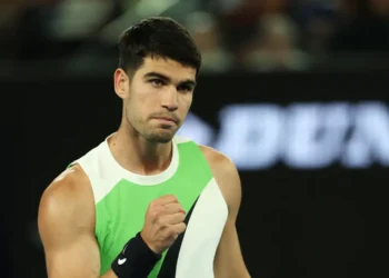Carlos Alcaraz venció en su estreno en el Abierto de Australia 2026. (FOTO: ATP)