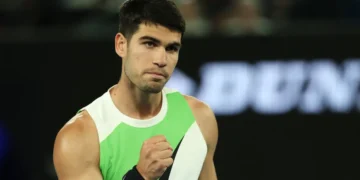 Carlos Alcaraz venció en su estreno en el Abierto de Australia 2026. (FOTO: ATP)