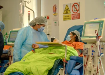 Una paciente recibe tratamiento de hemodiálisis en el Hospital de Tercer Nivel El Alto Sur. FOTO;: Ministerio de Salud