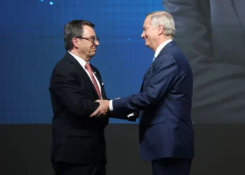 El presidente electo de Chile, José Antonio Kast (der.), saluda a Fernando Barros, nuevo ministro de Defensa. Foto: AFP