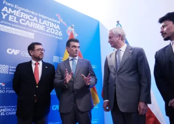 Rodrigo Paz Pereira y José Antonio Kast se reunieron en el foro de la CAF. Foto: Rodrigo Paz Pereira.