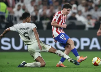 Jude Bellingham trata de cortar el avance del delantero de Atlético Julián Álvarez en la segunda semifinal de la Supercopa de España. (FOTO: AFP)