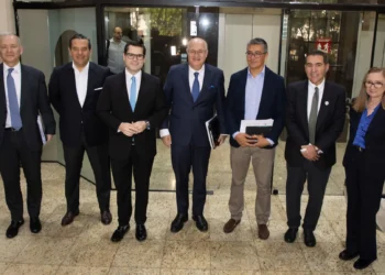 El presidente de Cainco, Jean Pierre Antelo, junto con ministros de Estado y la delegación del BID. Foto: Cainco.