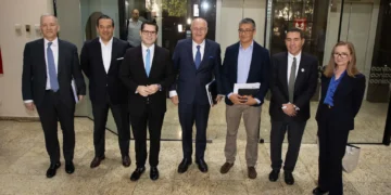 El presidente de Cainco, Jean Pierre Antelo, junto con ministros de Estado y la delegación del BID. Foto: Cainco.
