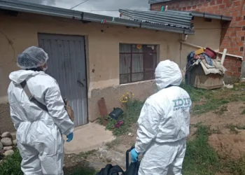 Personal del IDIF realizó el levantamiento del cuerpo sin vida de una mujer en El Alto. FOTO: FGE