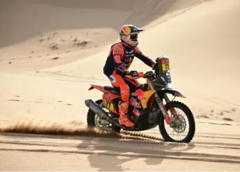 El piloto argentino Luciano Benavides compite en la séptima etapa del Rally Dakar. (FOTO: AFP)