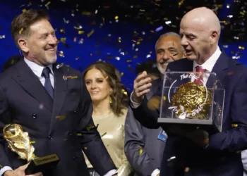 El presidente de la FIFA, Gianni Infantino junto al dirigente paraguayo Alejandro Domínguez. (FOTO: CONMEBOL.com)