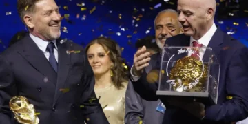 El presidente de la FIFA, Gianni Infantino junto al dirigente paraguayo Alejandro Domínguez. (FOTO: CONMEBOL.com)
