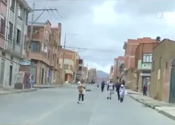 Los vecinos cerraron el paso a los minibuses/Captura de pantalla